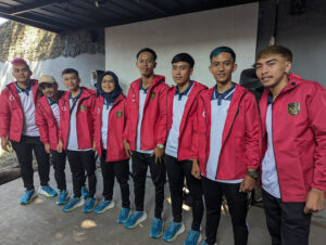 Pemain tim nasional Homeless World Cup 2023 yang mewakili Indonesia berfoto bersama saat acara pelepasan tim di Sekretariat Rumah Cemara, Bandung, Rabu, 5 Juli 2023. Shilpi Yanti (tengah) jadi satu-satunya perwakilan perempuan dengan posisi sebagai penjaga gawang. [Adi Marsiela]
