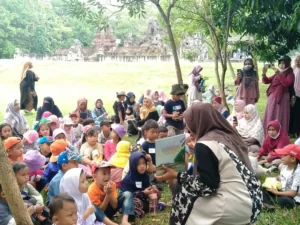 Kegiatan story telling oleh Kelompok Literasi BIG (KLB) Cirebon.