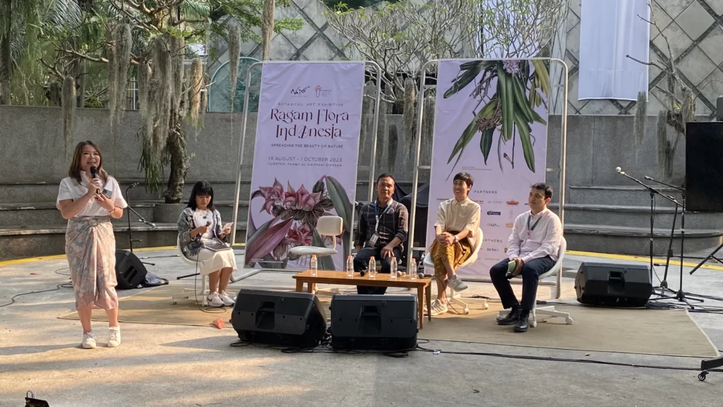 Ketua Indonesian Society of Botanical Artist (IDSBA) Grace Syariel (berdiri) menjadi pembicara di Bincang Seni Botani: Potret Cemerlang Keindahan Alam di NuArt Sculpture Park, Minggu, 20 Agustus 2023.