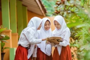 Anak-anak membaca buku fisik.