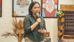 Program Manager IMS (International Media Support) untuk Indonesia, Eva Danayanti, saat menyampaikan sepatah kata dalam sesi acara launching Local Media Community di sela-sela momen perayaan HUT ke-10 Suara.com di Jakarta, Rabu (13/3/2024). [Suara.com/Alfian Winanto]