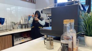 Cici, barista difabel di Cafe More, Bandung.