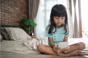 Ilustrasi anak memakai gadget dan aplikasi chatting