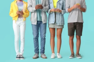 Ilustrasi orangtua menghadapi remaja di era digital. Foto oleh Pixelshot untu Canva Pro.