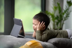 Ilustrasi penggunaan gadget yang aman untuk anak. Foto Anawat S./Getty Images