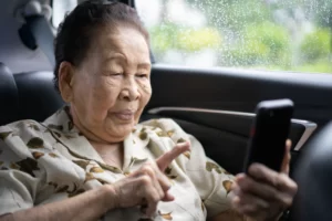 Ilustrasi lansia pengguna media sosial. Foto: Golfcphoto/Getty Images