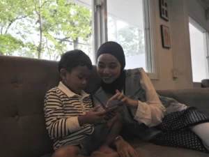 Ilustrasi kelompok usia anak di ruang digital.