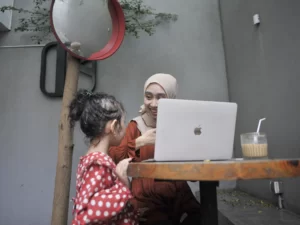 Ilustrasi ibu menjadi penulis lepas/Bukbis Candra Ismet/digitalMamaID