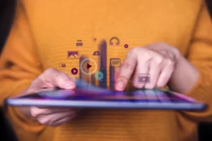 Ilustrasi porduk digital yang membantu aktivitas sehari-hari/Foto: BlackSalmon/Getty Images