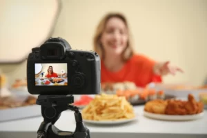 Ilustrasi pembuat konten mukbang. Foto: Africa Images/Canva Pro.