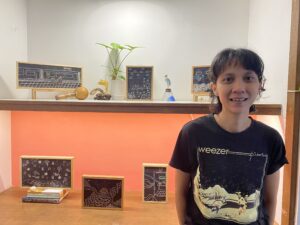 Dian Mayang Sari bersama karyanya di pameran Call Me Papa/Catur Ratna Wulandari/digitalMamaID