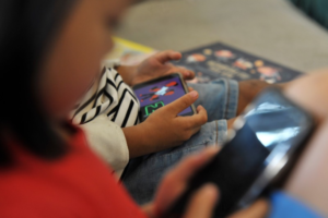 Ilustrasi PP Tunas yang mengatur akses anak ke layanan digital.