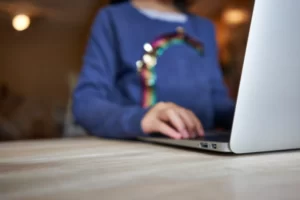 Ilustrasi ruang digital yang aman untuk anak/Hapabapa/Getty Images