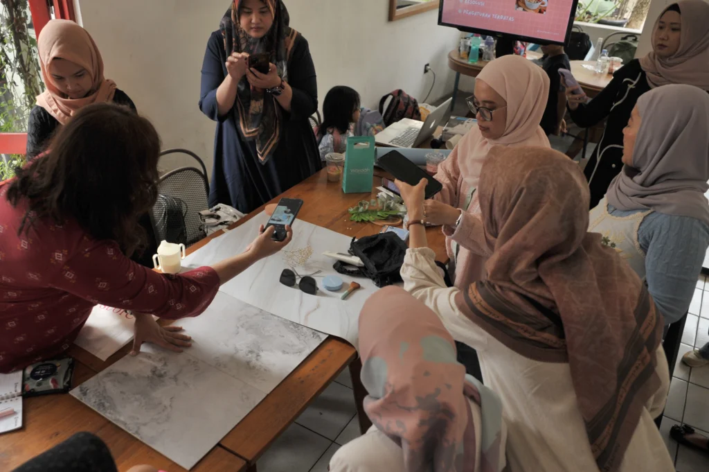 Workshop Foto Produk Maksimal Tanpa Alat Mahal bersama Eka Kurnia Sari.