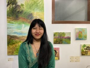 CATUR RATNA WULANDARI/Hai Rembulan di depan karyanya yang dipamerkan di Mimilu, Sabtu, 9 November 2024.