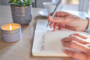 DAISY-DAISY/GETTY IMAGES/Ilustrasi menulis jurnal atau journaling.