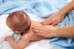 Ilustrasi manfaat pijat bayi.