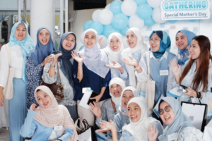 Ibu-ibu berpose dan mengabadikan momen Moms Gathering Special Mother’s Day