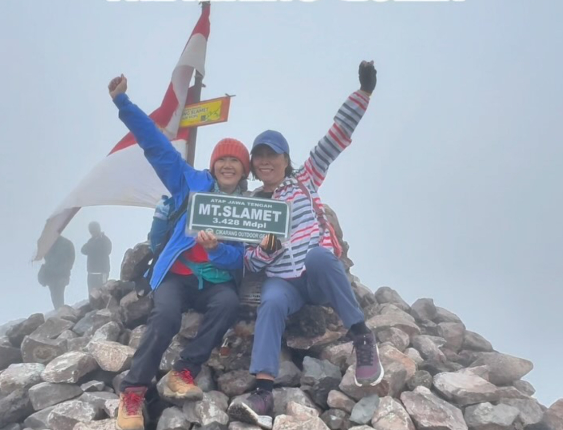 Elsa Laksono dan Lilie Wijayanti Poegiono “Mamak Pendaki”. Mereka meninggal karena terkena indikasi gejala acute mountain sickness (AMS).