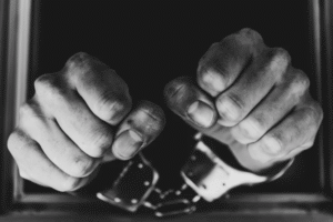 Ilustrasi polisi tangkap pengelola grup Fantasi Sedarah/Tyler Rumsey/Getty Images