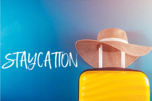 Ilustrasi staycation di Jakarta/Manuta/Getty Images