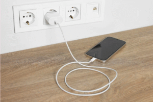 Ilustrasi charger ponsel/Africa Images