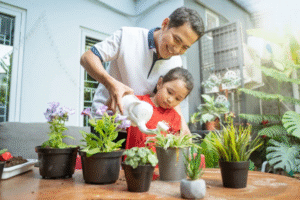 ODUA IMAGES Ayah dan anak berkebung.