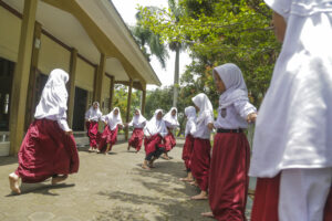 DJULI PAMUNGKAS/digitalMamaID Ilustrasi jam masuk sekolah lebih pagi.