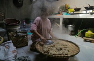 Menanak rasi (DJULI PAMUNGKAS/digitalMamaID)