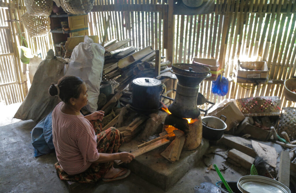 Mak Kartipah (70), warga Kampung Adat Cirendeu memasak rasi di dapurnya, Kamis, 16 Juli 2025. (DJULI PAMUNGKAS/digitalMamaID).