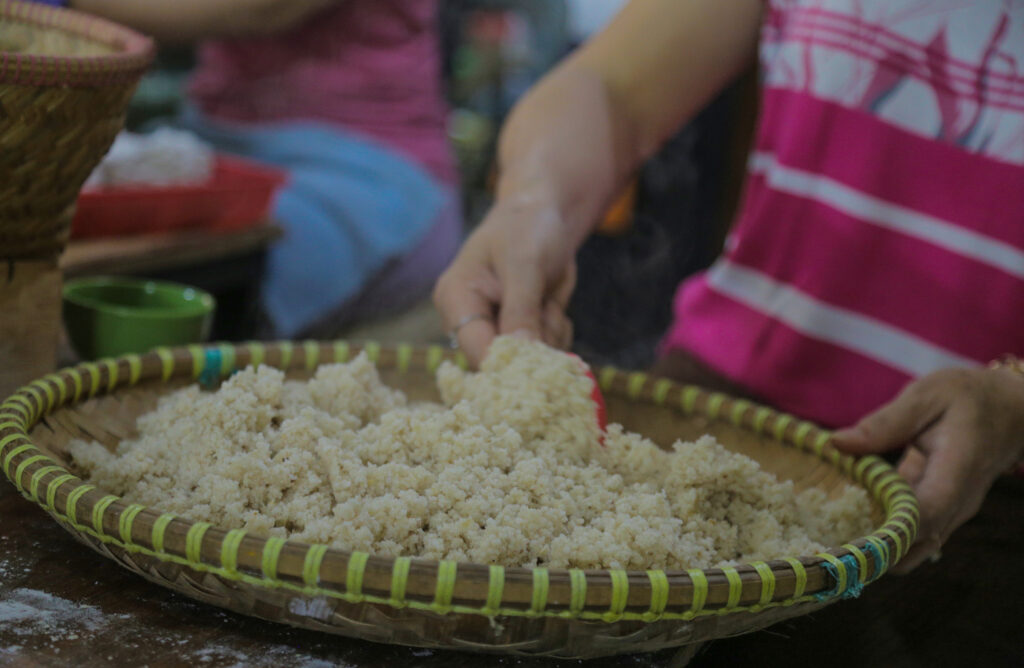 Rasi yang sudah dikukus. Makanan pokok masyarakat Kampung Adat Cirendeu ini terbuat dari singkong. (DJULI PAMUNGKAS/digitalMamaID)
