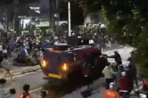 Ojol dilindas rantis brimob