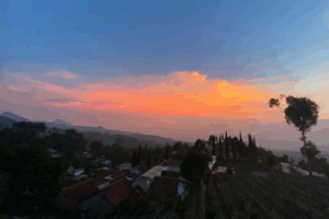 Matahari terbenam di Lembang. Di Lembang terdapat patahan aktif yang disebut Sesar Lembang. (Mely Sulastri/Getty Images)