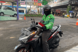 Ujang (55), seorang pengemudi ojek online di Bandung. (ALIN IMANI/digitalMamaID)