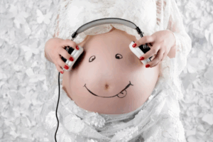 Ilustrasi memperdengarkan musik pada bayi dalam kandungan/Stock Colors/Getty Images