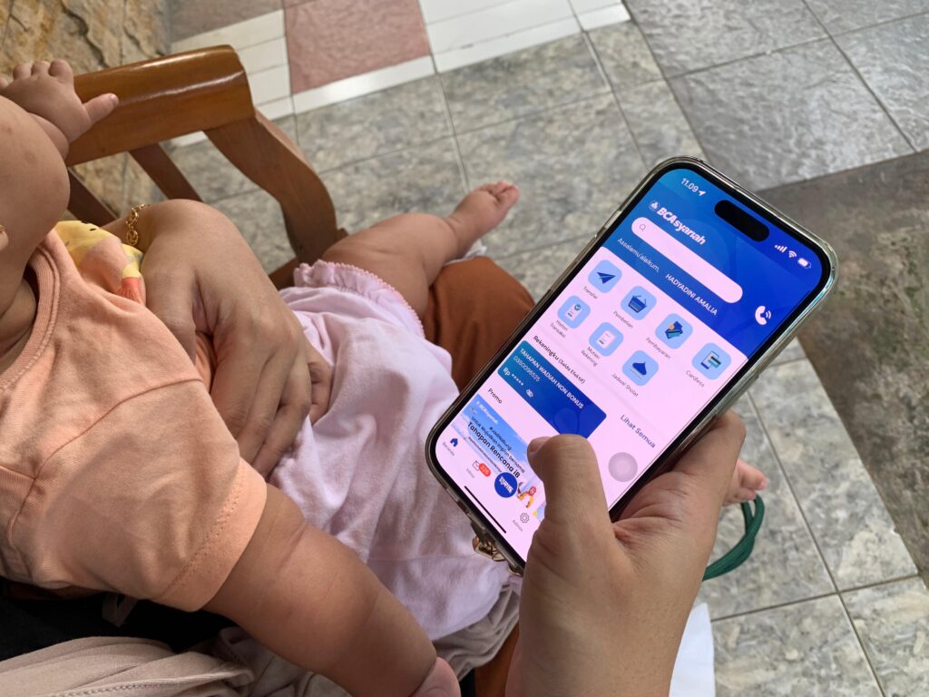 Pengguna BCA Syariah menggunakan layanan digital BSya