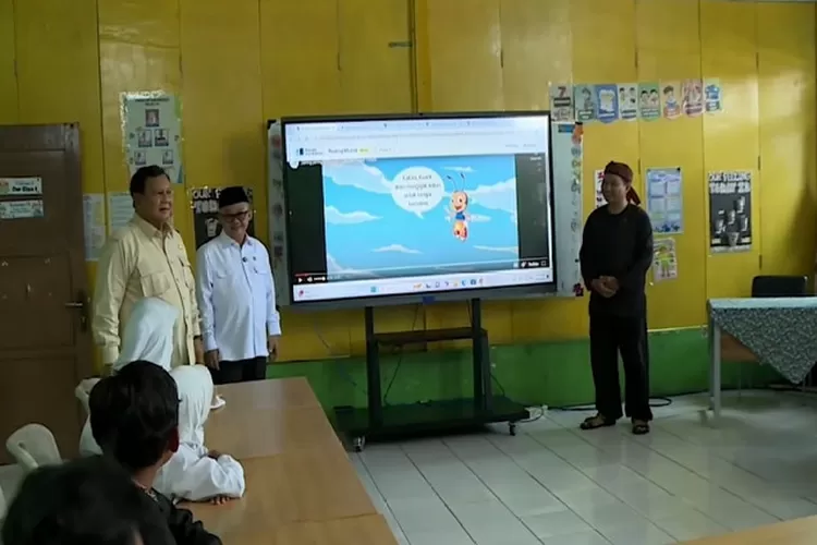 Presiden Prabowo bagikan smart board ke sekolah. (Dokumentasi Tim Kepresidenan)