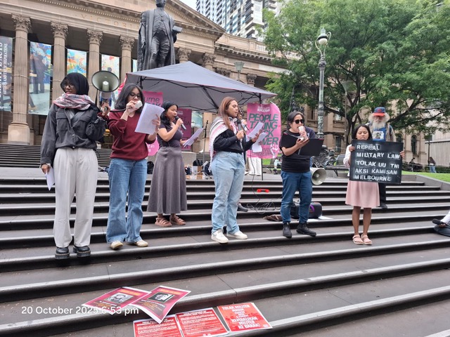 Mahasiswa dan Diaspora Indonesia di Australia yang tergabung dalam Melbourne Bergerak melakukan aksi unjuk rasa di depan State Libarary pada senin (20/10/25). Unjuk rasa ini merupakan keprihatinan masyarakat Indonesia di luar negeri terhadap kemunduran demokrasi dan ekonomi selama satu tahun pemerintahan Prabowo -Gibran.