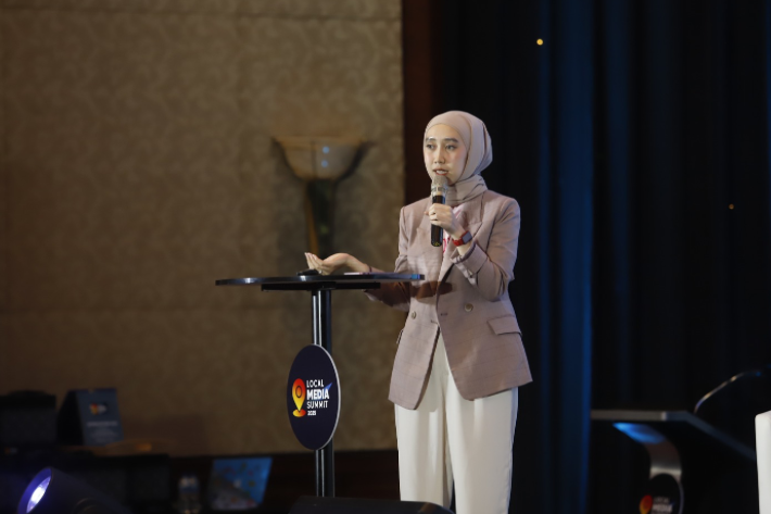 Social media Strategist digitalMamaID Firda Iskandari saat menjelaskan tentang Program Digital Queen di Local Media Summit 2025 yang diselenggarakan di J.W. Marriot, Jakarta, Selasa, 7 Oktober 2025. (Doc. Suara.com)