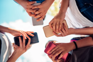 Ilustrasi remaja menggunakan media sosial