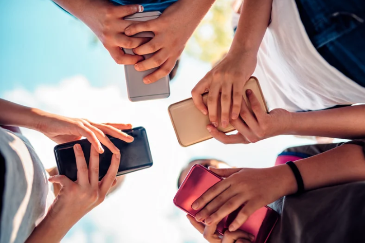 Ilustrasi remaja menggunakan media sosial