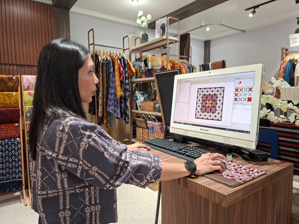 Software jBatik yang dibuat oleh Batak Fractal bisa digunakan oleh perajin batik untuk membuat berbagai motif. (Eva Fahas/digitalMamaID)*