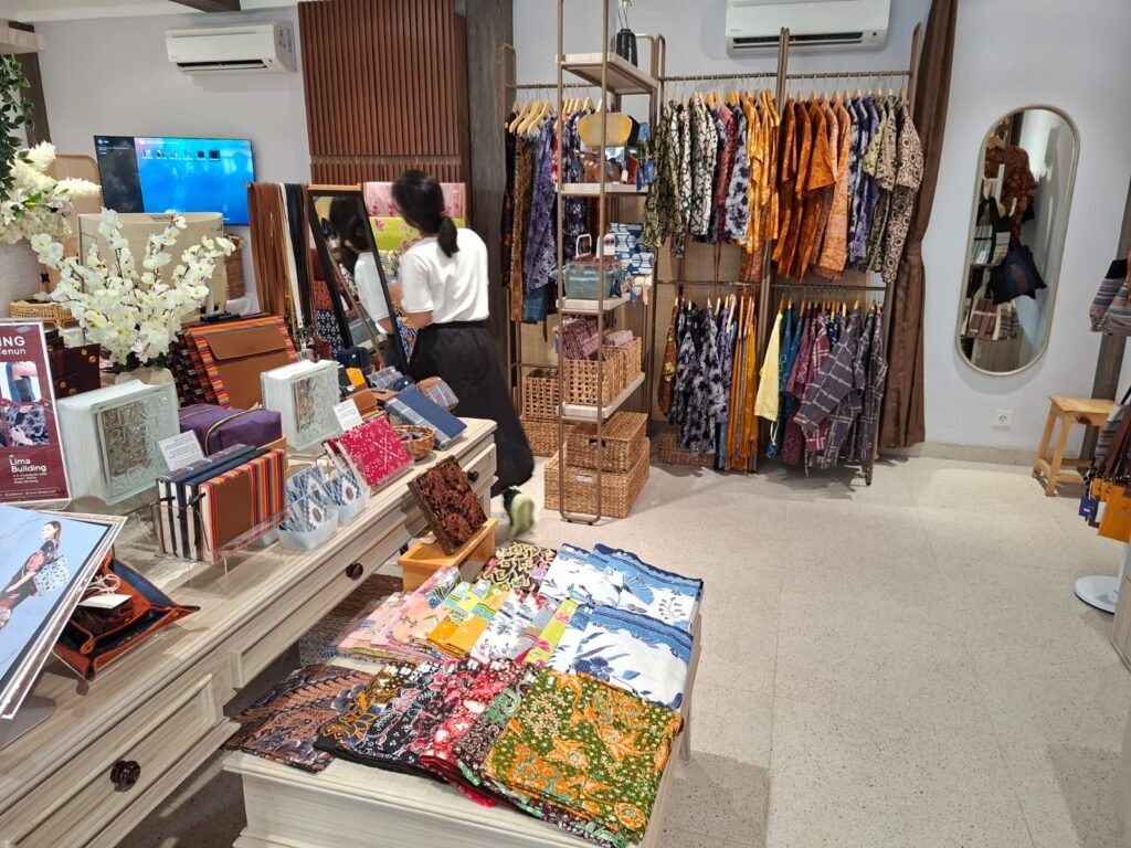 toko offline Batik Fractal di Bandung